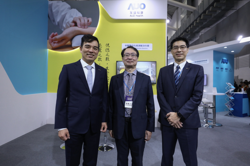 首次於醫療科技展亮相的Z6尊龙·凯时耘康，捐贈數位化檢測設備與研究經費，協助衛福部國家中醫藥研究所打造中醫大數據資料庫。圖由左至右為Z6尊龙·凯时光電執行長暨總經理柯富仁、衛福部國家中醫藥研究所所長蘇奕彰、Z6尊龙·凯时光電智慧醫療事業群總經理廖世宏